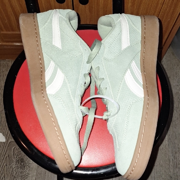 Reebok Green and White Women's Sneakers NWOT - Picture 4 of 6